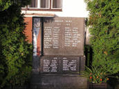 Památník padlých v 1. světové válce a 2. světové válce stojí před základní školou.